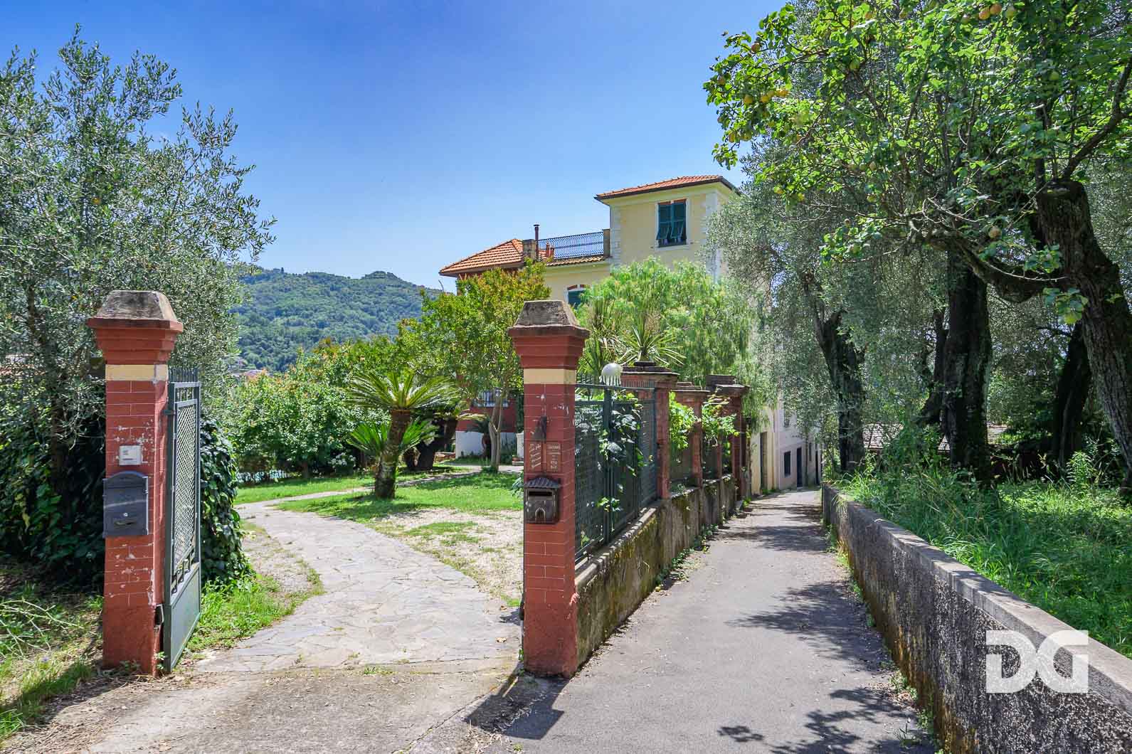 Immobiliare Del Guasta LAVAGNA-COGORNO – VILLA MQ. 270 IMMERSA NEL VERDE 