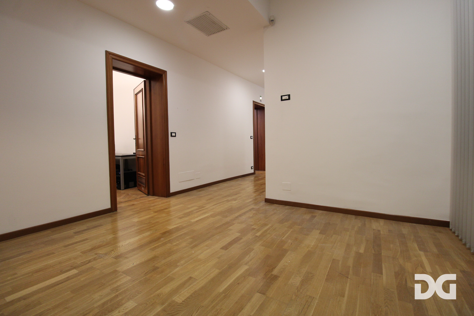 Immobiliare Del Guasta CENTRO VIA XX SETTEMBRE – UFFICIO MQ. 400 DIVISIBILE IN PERFETTO STATO 