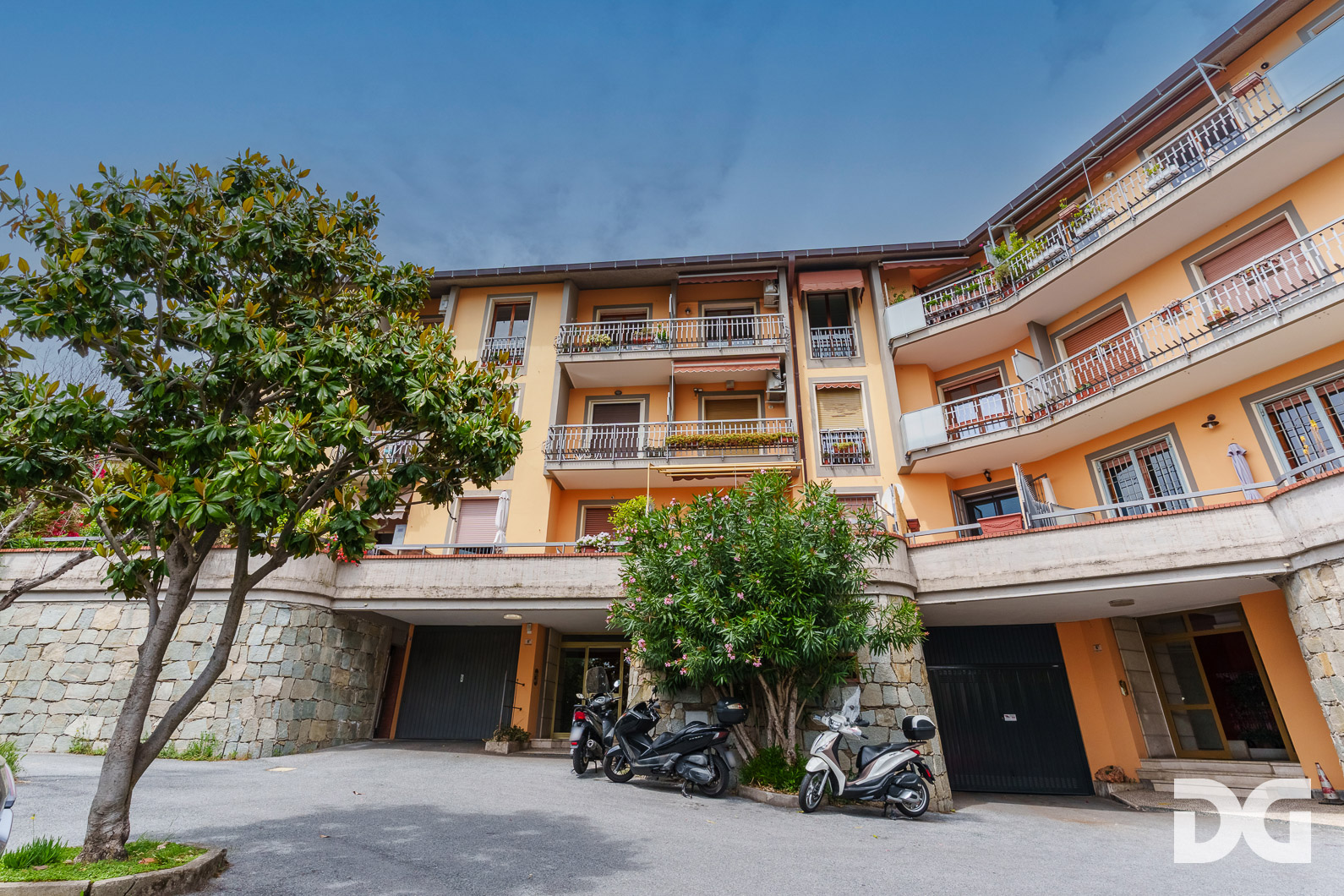Immobiliare Del Guasta BORGORATTI – VIA MONACO SIMONE PANORAMICISSIMI MQ.145 CON POSTO AUTO
