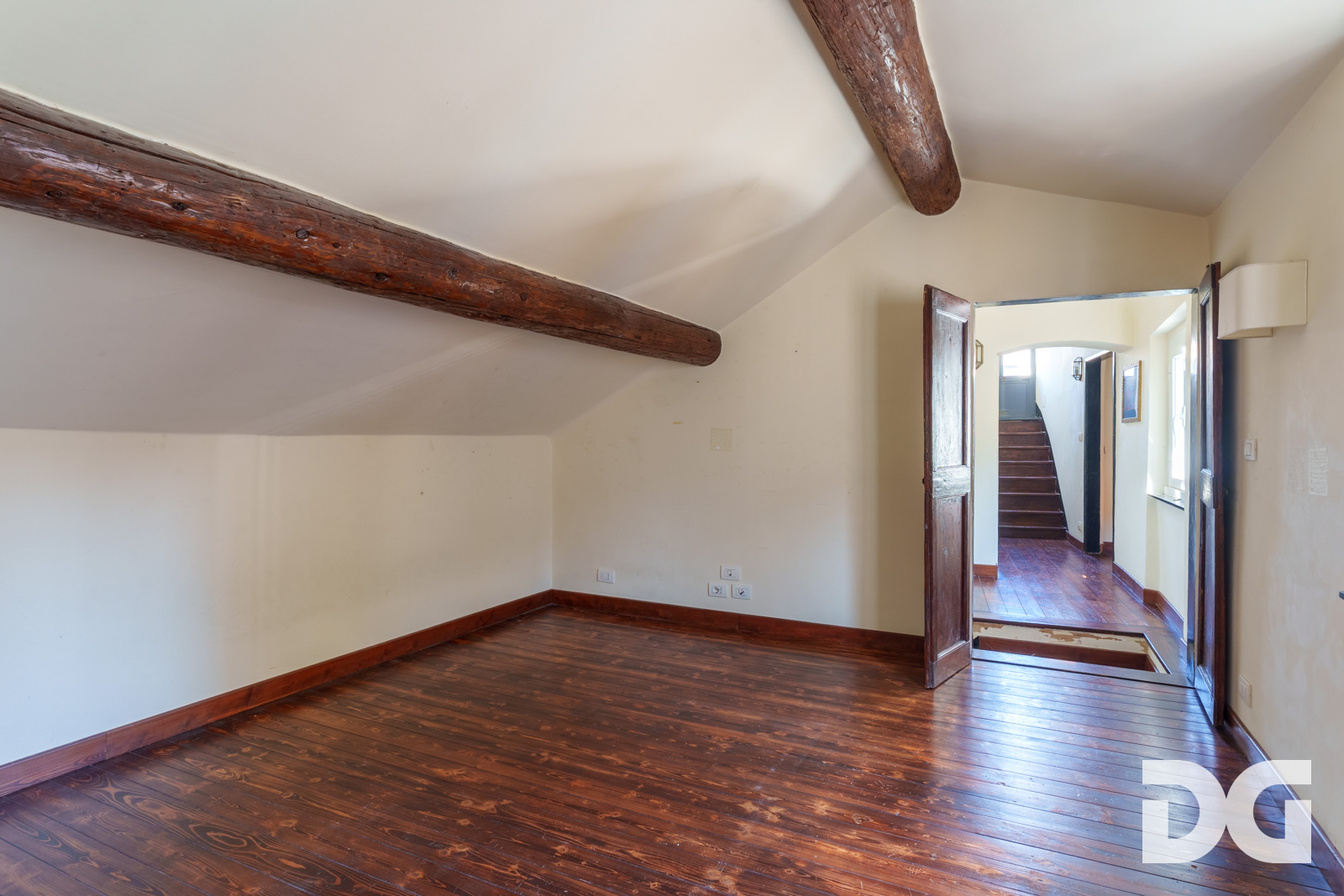 Immobiliare Del Guasta CENTROSTORICO – PIAZZA DEL FERRO RISTRUTTURATI MQ. 123 CON TERRAZZO 