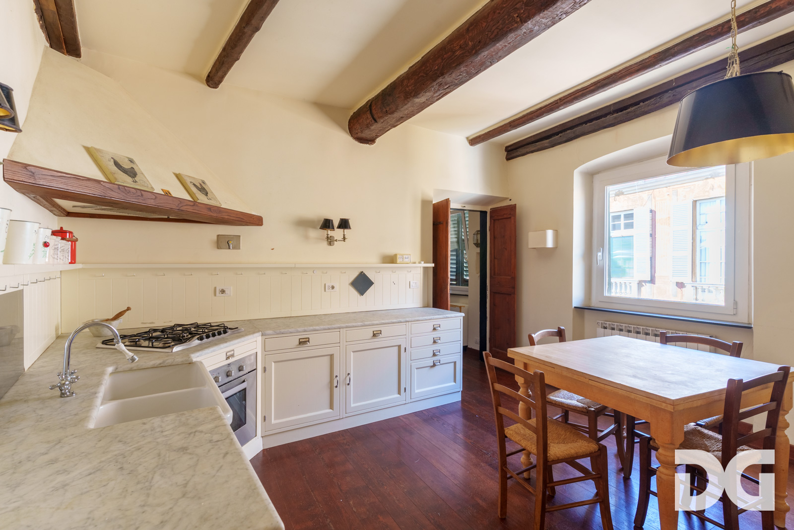 Immobiliare Del Guasta CENTROSTORICO – PIAZZA DEL FERRO RISTRUTTURATI MQ. 123 CON TERRAZZO 