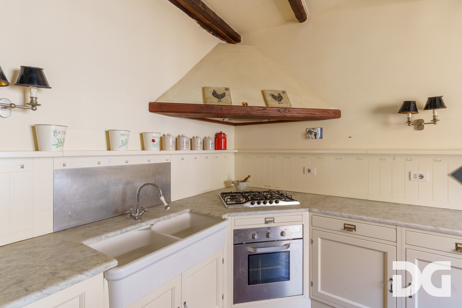 Immobiliare Del Guasta CENTROSTORICO – PIAZZA DEL FERRO RISTRUTTURATI MQ. 123 CON TERRAZZO 
