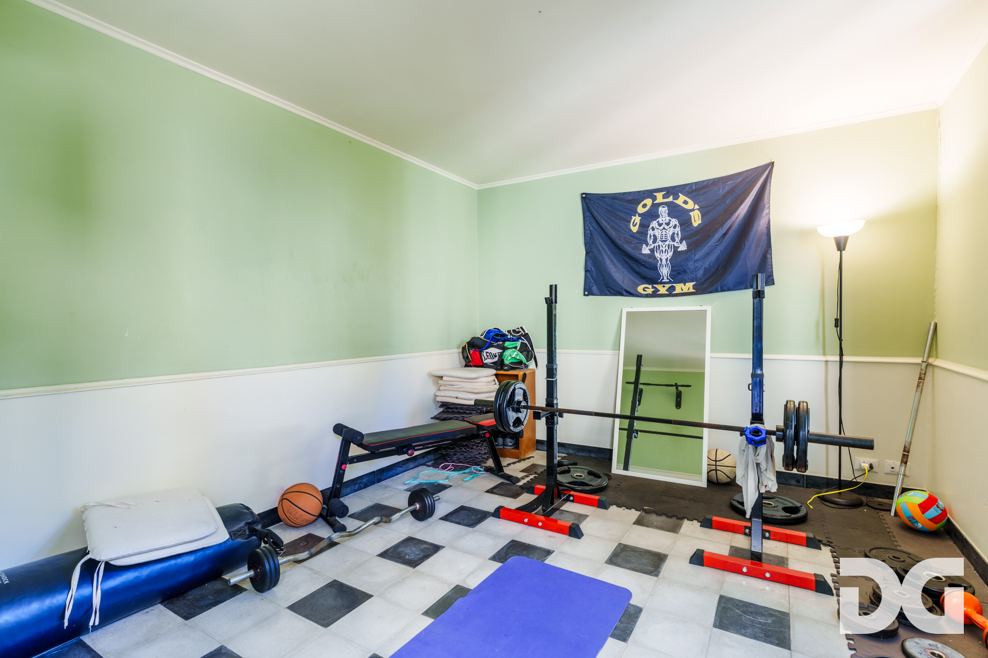Immobiliare Del Guasta CASTELLETTO –  CORSO CARBONARA MQ. 207 CON GIARDINO, TERRAZZO E POSTO AUTO 