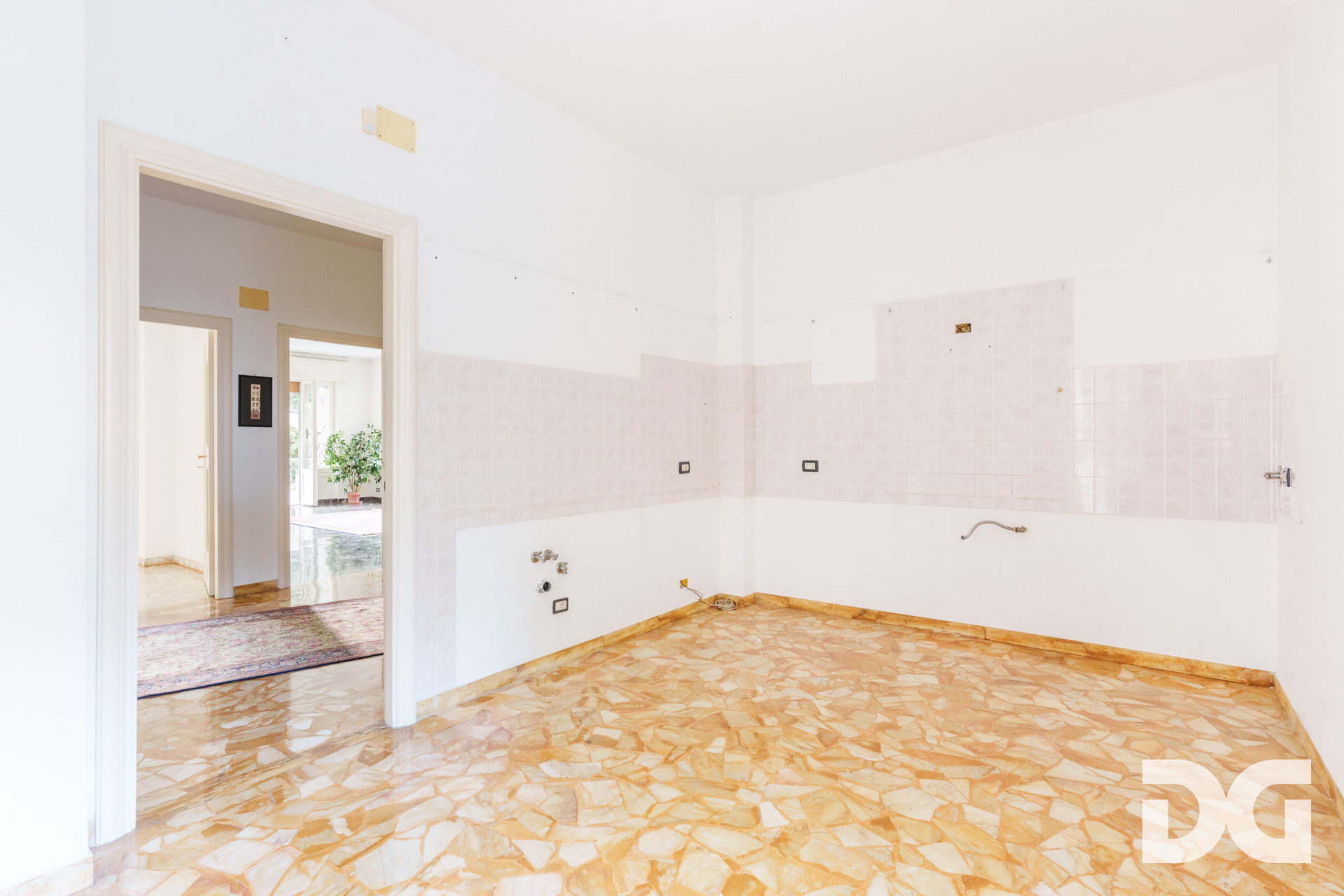 Immobiliare Del Guasta RIGHI  – VIA DOMENICO CHIODO signorili mq 174 VISTA MARE con GIARDINO-TERRAZZO - POSTO AUTO - CANTINA 