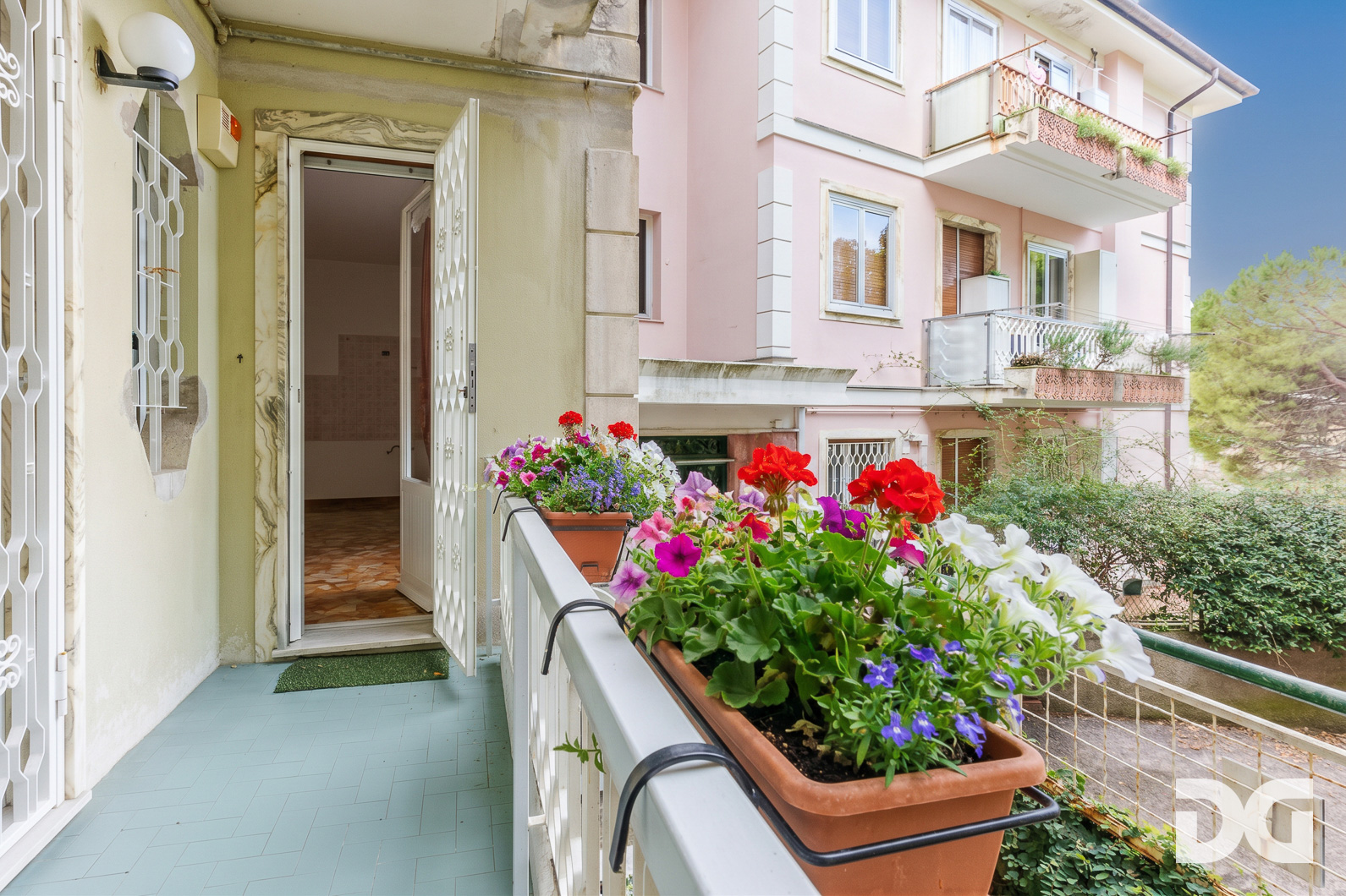 Immobiliare Del Guasta RIGHI  – VIA DOMENICO CHIODO signorili mq 174 VISTA MARE con GIARDINO-TERRAZZO - POSTO AUTO - CANTINA 