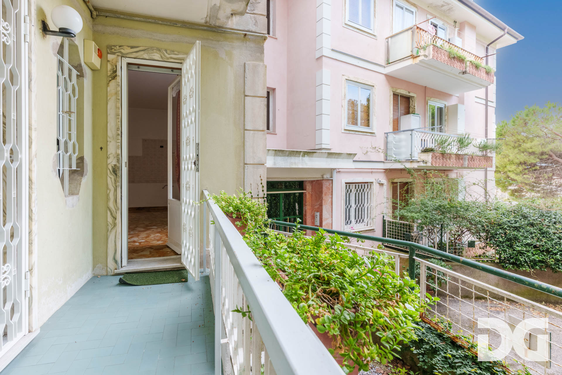 Immobiliare Del Guasta RIGHI  – VIA DOMENICO CHIODO signorili mq 174 VISTA MARE con GIARDINO-TERRAZZO - POSTO AUTO - CANTINA 