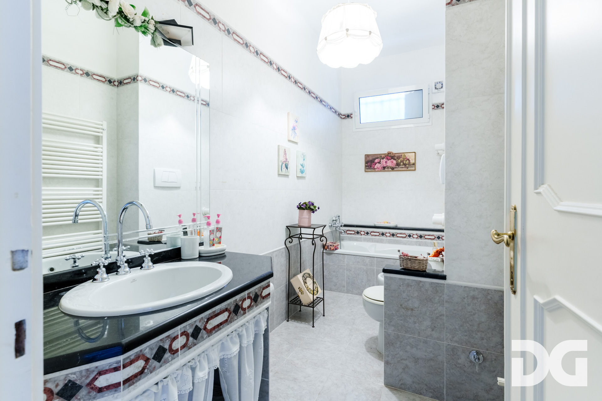 Immobiliare Del Guasta RIGHI  – VIA DOMENICO CHIODO signorili mq 174 VISTA MARE con GIARDINO-TERRAZZO - POSTO AUTO - CANTINA 