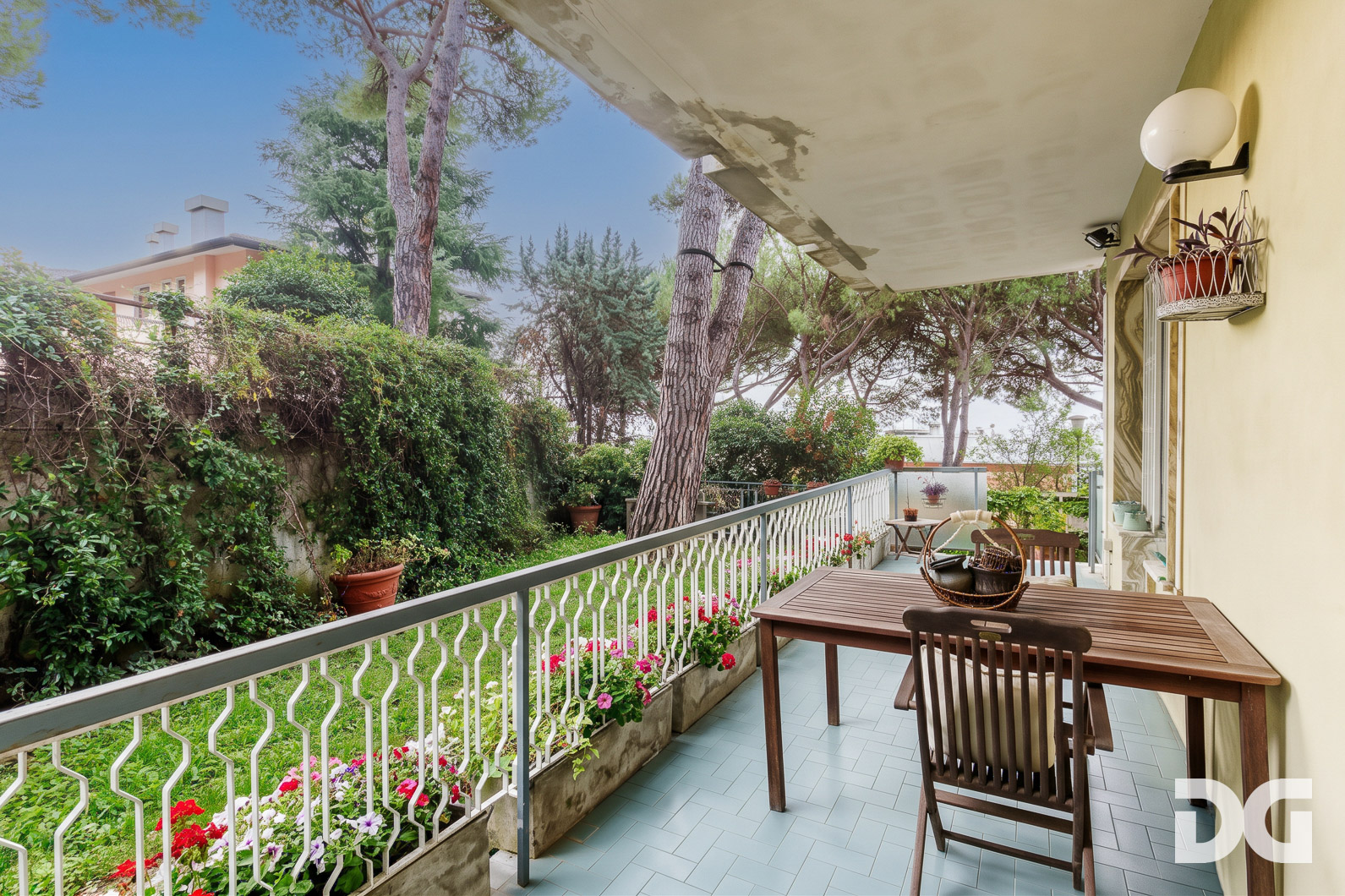 Immobiliare Del Guasta RIGHI  – VIA DOMENICO CHIODO signorili mq 174 VISTA MARE con GIARDINO-TERRAZZO - POSTO AUTO - CANTINA 