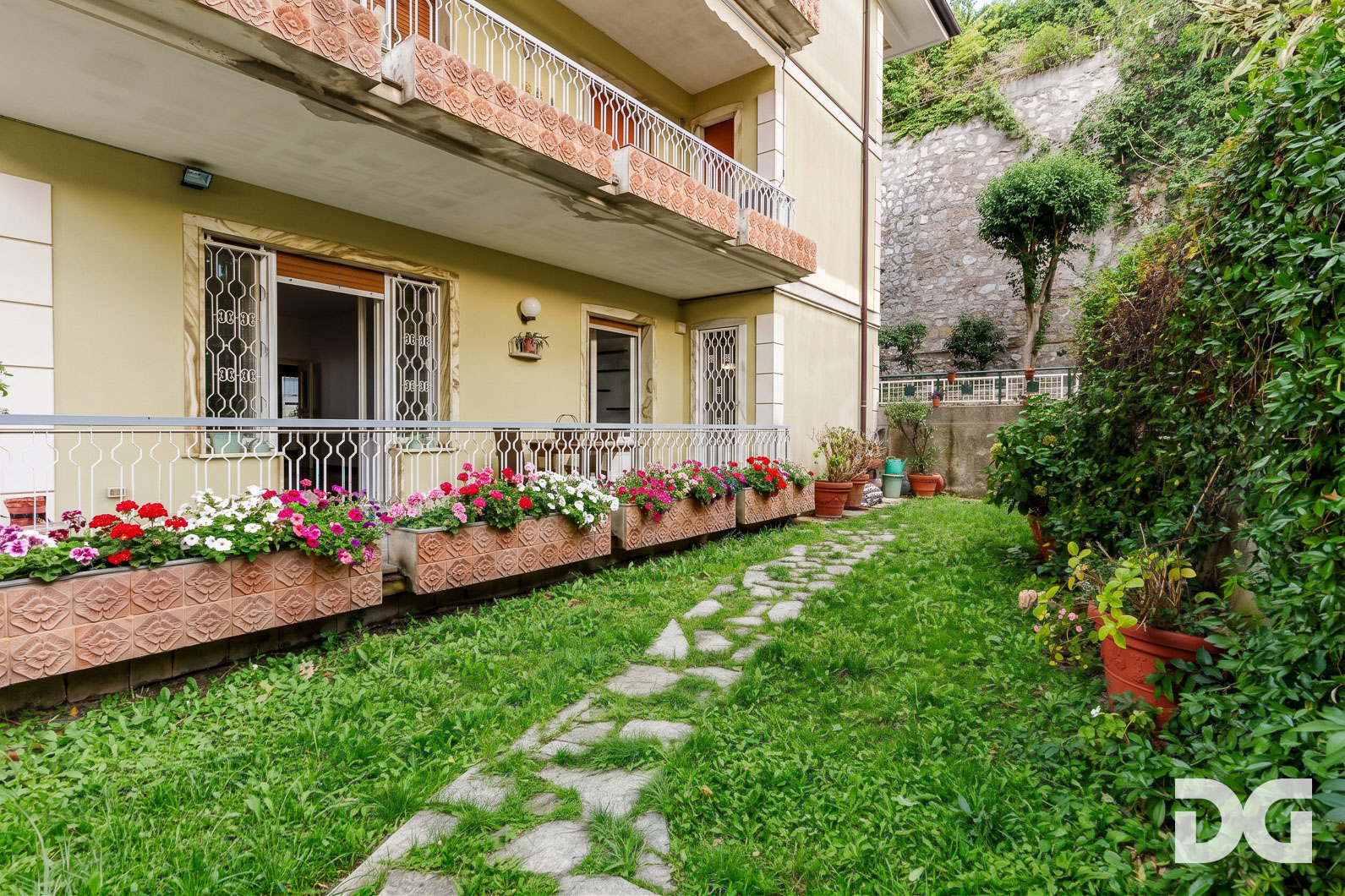 Immobiliare Del Guasta RIGHI  – VIA DOMENICO CHIODO signorili mq 174 VISTA MARE con GIARDINO-TERRAZZO - POSTO AUTO - CANTINA 