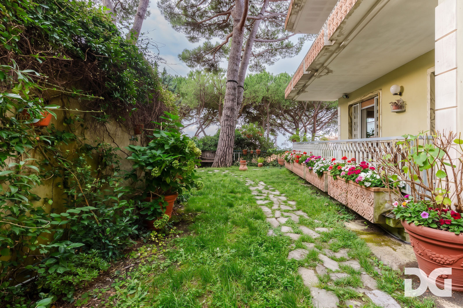 Immobiliare Del Guasta RIGHI  – VIA DOMENICO CHIODO signorili mq 174 VISTA MARE con GIARDINO-TERRAZZO - POSTO AUTO - CANTINA 
