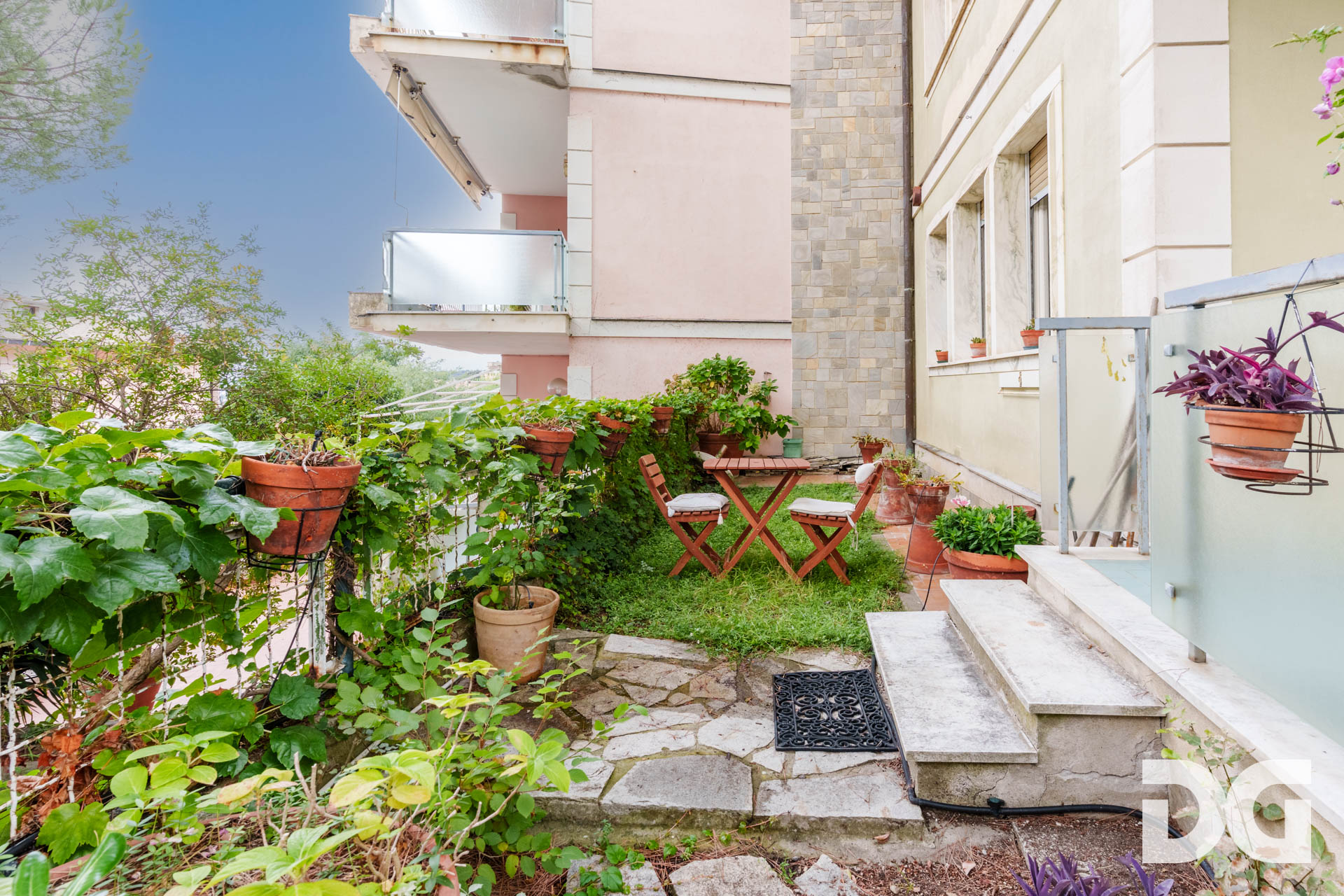 Immobiliare Del Guasta RIGHI  – VIA DOMENICO CHIODO signorili mq 174 VISTA MARE con GIARDINO-TERRAZZO - POSTO AUTO - CANTINA 