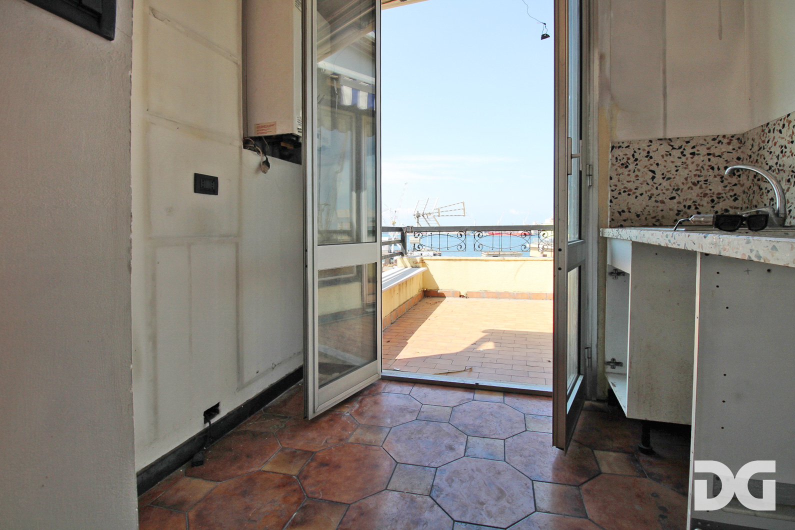 Immobiliare Del Guasta CENTRO STORICO – AD. MURA DELLE GRAZIE MQ. 59 CON TERRAZZO AL PIANO 