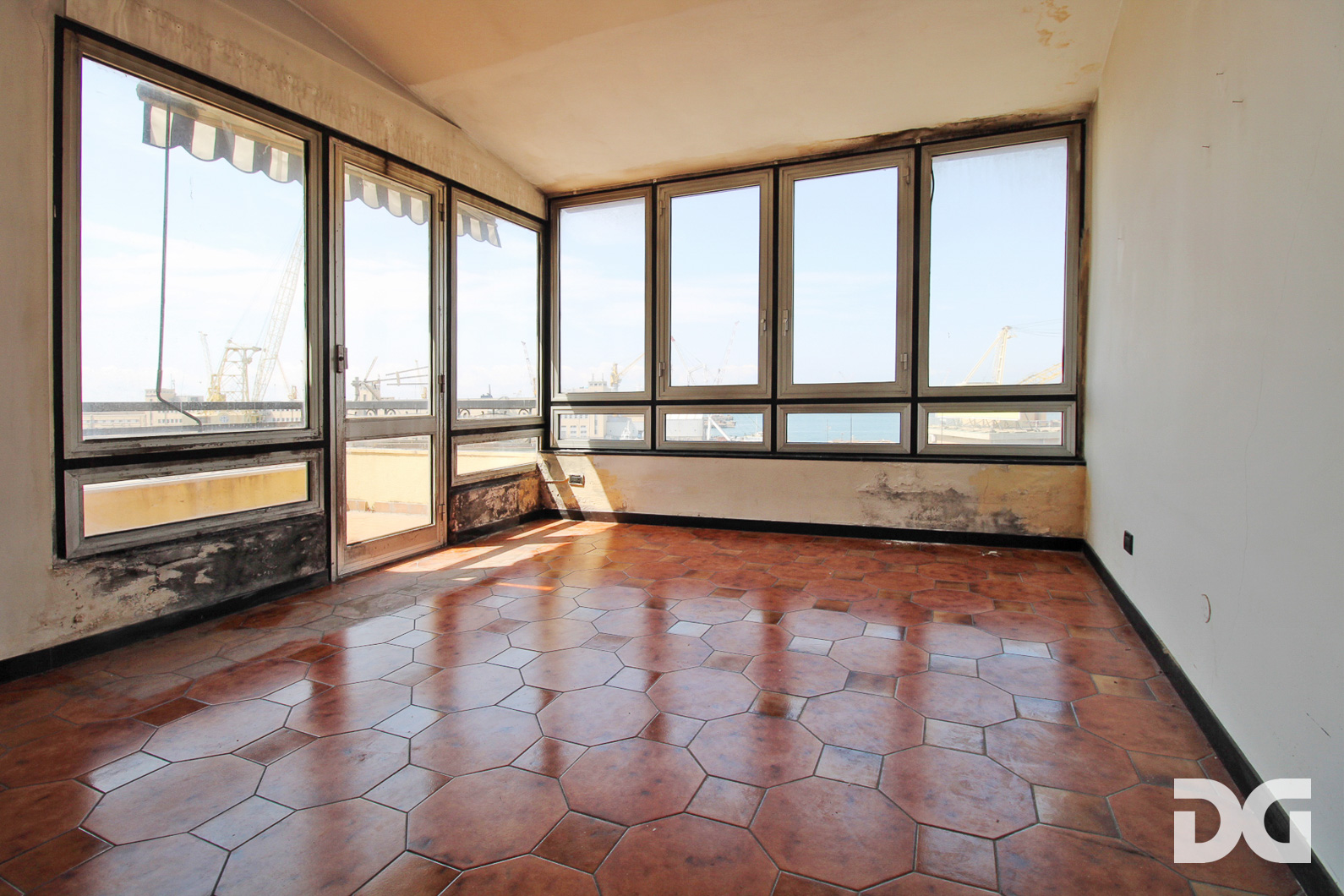 Immobiliare Del Guasta CENTRO STORICO – AD. MURA DELLE GRAZIE MQ. 59 CON TERRAZZO AL PIANO 
