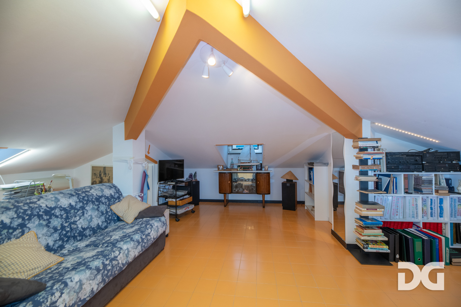 Immobiliare Del Guasta ALBARO – VIA RIESE ELEGANTI MQ. 138 CON MANSARDA VIVIBILE E BOX 