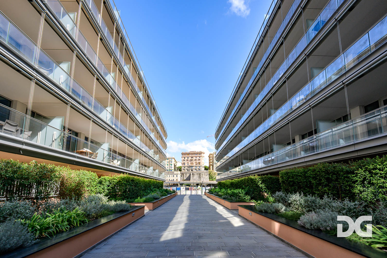 Immobiliare Del Guasta WATERFRONT DI LEVANTE – ARREDATI MQ. 64 CON TERRAZZO E POSTO AUTO 