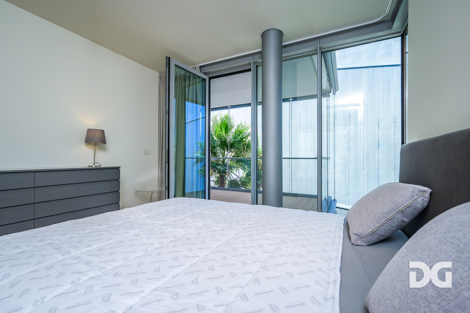 Immobiliare Del Guasta WATERFRONT DI LEVANTE – ARREDATI MQ. 64 CON TERRAZZO E POSTO AUTO 