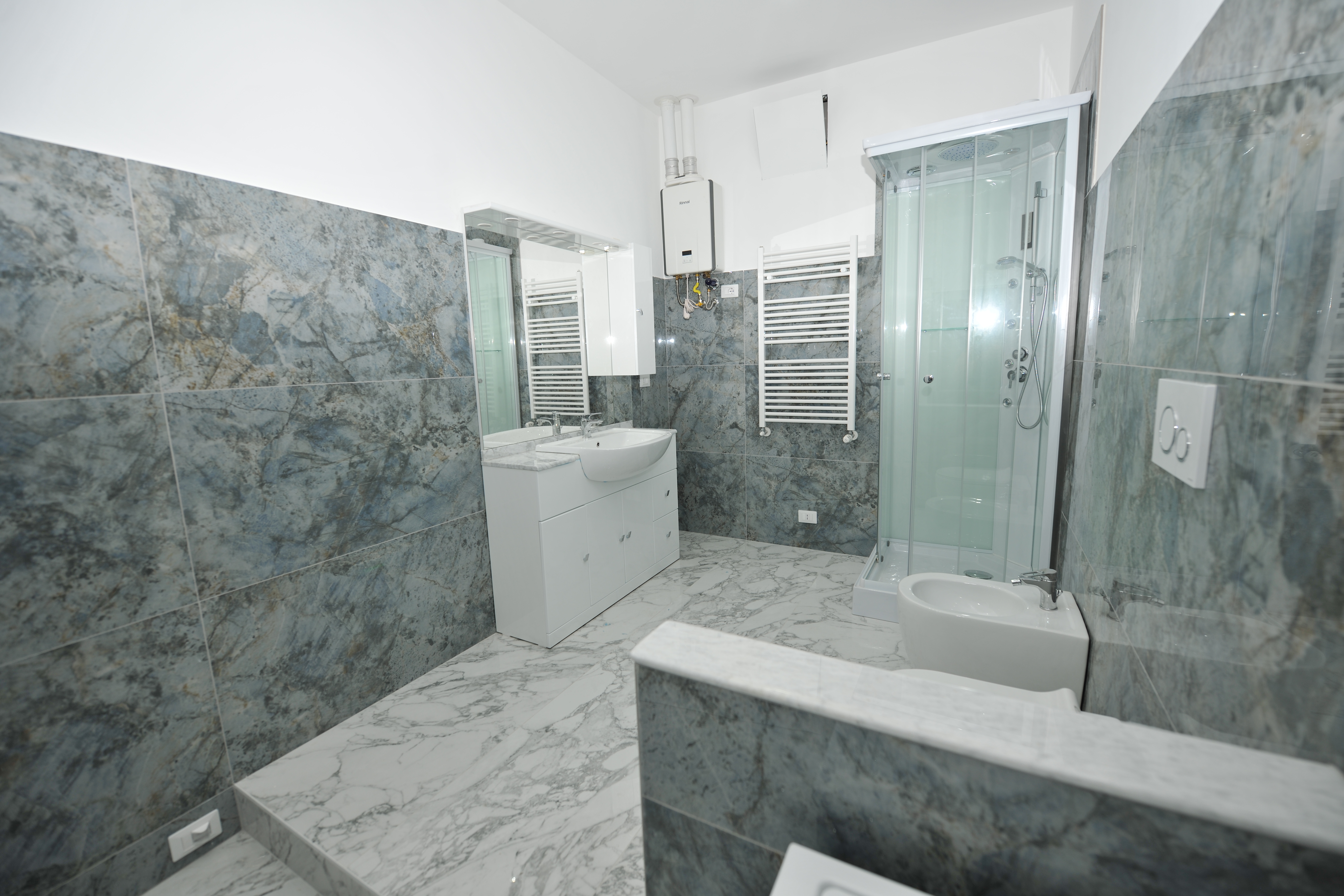 Immobiliare Del Guasta PIAZZA MANIN – RISTRUTTURATI MQ. 145 PENULTIMO PIANO 