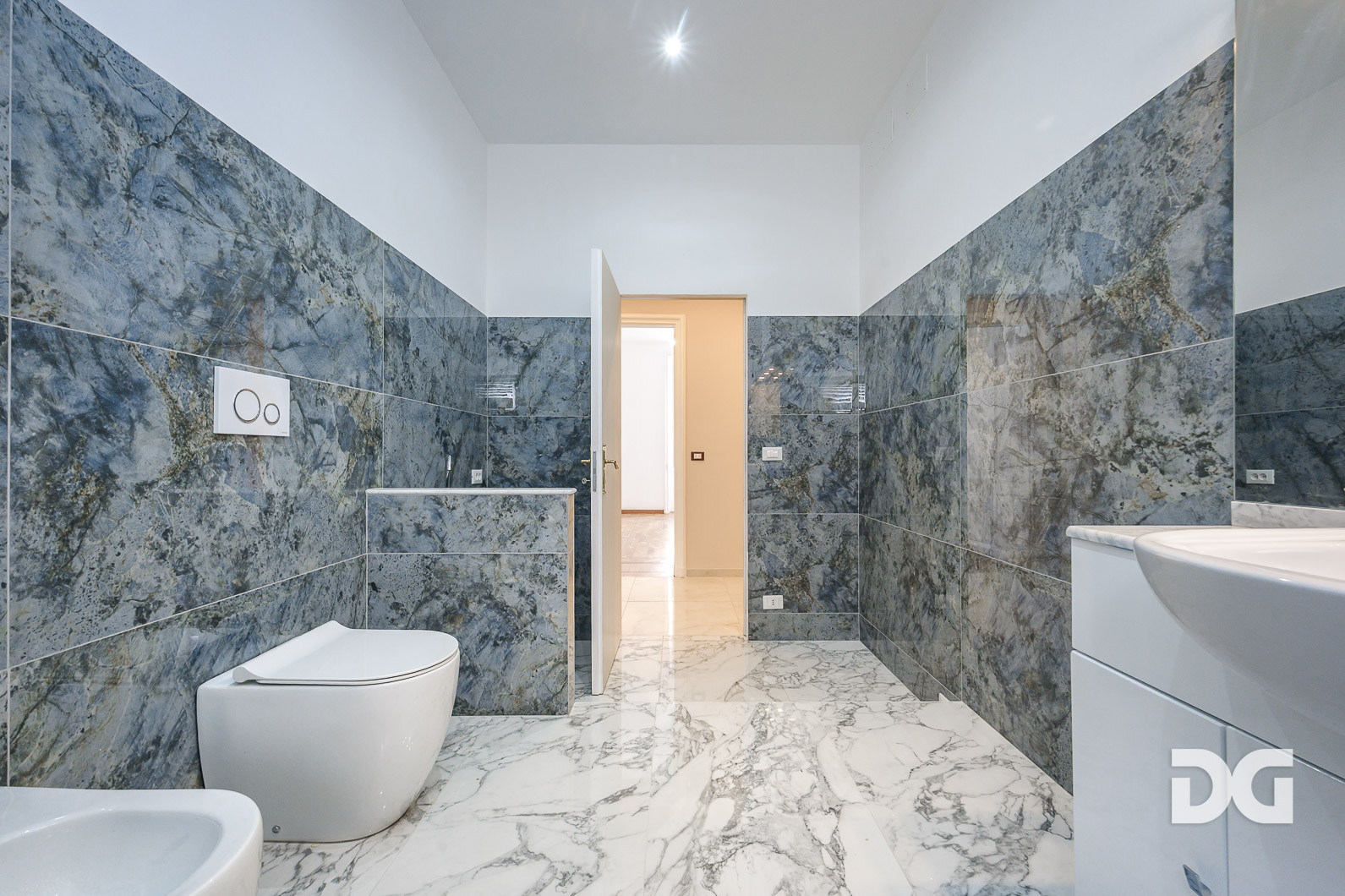 Immobiliare Del Guasta PIAZZA MANIN – RISTRUTTURATI MQ. 145 PENULTIMO PIANO 