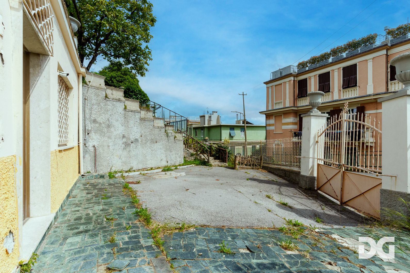 Immobiliare Del Guasta PEGLI – VIALE MODUGNO VILLA PANORAMICA MQ.337 CON GIARDINO E POSTI AUTO